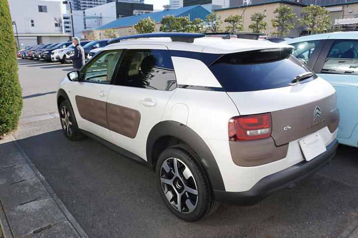 「C4カクタス」のリアビュー。写真のボディーカラーは「ブラン パールナクレ」。