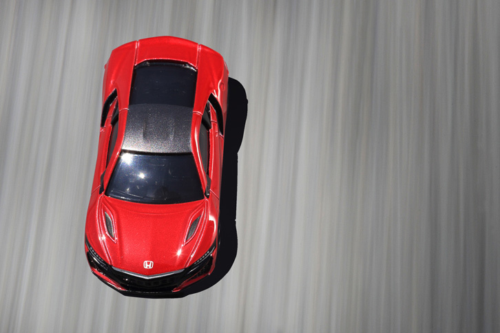 V6ターボエンジンと3基のモーターからなるハイブリッド機構は、システム全体で581psの最高出力と645Nmの最大トルクを発生する。（写真＝荒川正幸）