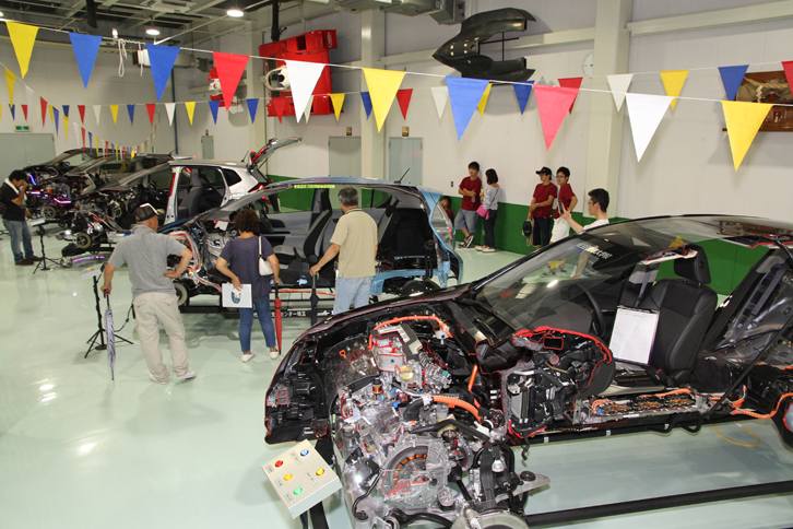 屋内会場に展示された、学生の手になる数々のカットモデル。