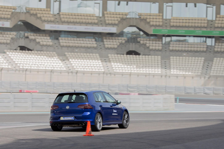 パイロンスラロームが終わったら、コースに沿って大きく左に旋回して、ドライブレーキングテストに進む。