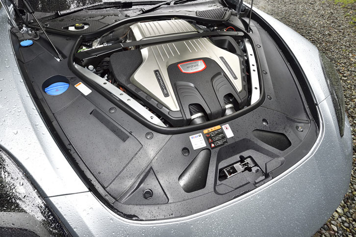 フロントフードの下に搭載される4リッターV8ツインターボエンジンは、550psと770Nmを発生。全体にカバーで覆われており、個々のパーツはほとんど見えない。