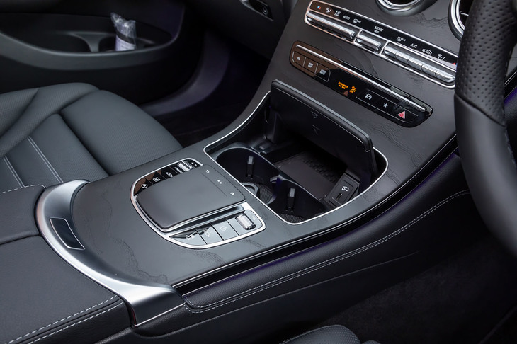 インフォテインメントシステムなどを操作できるセンターコンソールのタッチパッドの前方には、カップホルダー（2個）やスマートフォンの充電が行えるQi規格対応のワイヤレスチャージなどが設置されている。