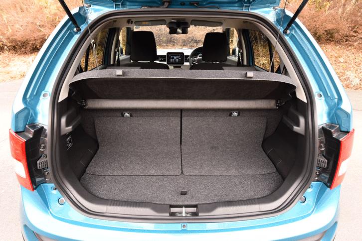 リアシートは分割可倒式で、左右独立式のスライド調整機構も採用。荷室の床下には、FF車では106リッター、4WD車では36リッターのサブトランクが備わる。（写真をクリックすると、シートの倒れる様子が見られます）