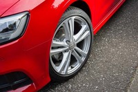 試乗車はS lineパッケージ装着により、標準よりも1インチ大きい18インチタイヤを装着していた。銘柄は「ブリヂストン・トランザT005」。