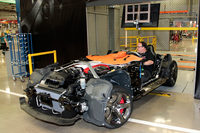 ボディーパネルに応力がかからない「バイパー」では、こんなことも可能。写真はパネル装着前のバイパーを、工場のスタッフが“自走”で運んでいる様子。モノコックボディーのクルマでは考えられない光景である。