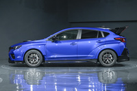 「Performance-B STIコンセプト」のサイドビュー。引き下げられた車高やブリスターフェンダーの採用によって、ベースとなった「クロストレック」とは異なる印象を見るものに与える。