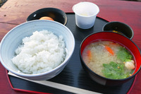 朝ごはんにいただいた、ワイン卵の卵かけごはん＋豚汁の定食。これについては言葉は無粋。んまかった！