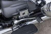 「R18トランスコンチネンタル」のリアブレーキ用フットレバー。同車には、フロント／リアの片方のブレーキだけを操作しても、前後ブレーキを適切に作動させる、フルインテグラル式の制動システムが搭載されている。