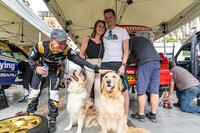 応援に駆けつけたブルーノ・ティリーの家族と愛犬。彼のサービスは、常に人でにぎわってました。