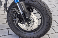 「モンキー125」の走りを特徴づける、思わず「ドーナツかよ！」と突っ込みたくなる極太・小径のブロックタイヤ。サイズは前が120/80-12、後ろが130/80-12だ。