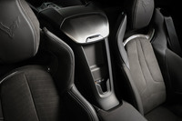 左右席間に位置する収納スペースには、携帯端末のワイヤレスチャージング機能が備わる。