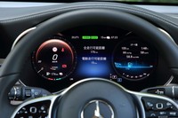 メーターパネルは「GLC F-CELL」専用の仕立て。水素のみの場合とバッテリーのみの場合、そしてそれらを複合した場合の、すべての航続可能距離（の目安）が分かるようになっている。