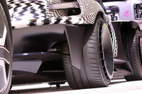 ショーに展示するときって、普通新品タイヤだと思うんですけど、サイドウォールが溶けた「ミシュラン・パイロットスポーツ カップ」ですよ！