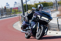 最高出力107HP/5020rpm、最大トルク175N・m/3500rpmというスペックは、実はVVTなしの仕様と変わらないが、乗れば確かな進化が感じられた「ミルウォーキーエイトVVT 117」。ハーレーらしさを損なうことなく、ここまで性能を引き上げた点も見事である。