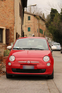 文中のエミリオさんが足にしているのは、母親が2013年に購入した「フィアット500」。免許取得1年以内に乗れる出力にとどまっているためだ。