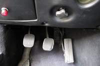 わがバイパーのABCペダルと、ペダルの前後位置を調整するダイヤル（ピンボケで申し訳ない）。