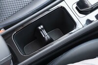 センターコンソールの一新によってカップホルダーの深さが増した。底板の模様をよく見ると足跡が隠されている。