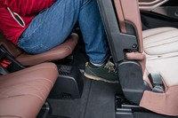 3列目に身長178cmの男性が乗り込んだところ。足元空間は狭いが、2列目シートの下が広く開いており、つま先が入るようになっている。