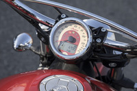 メーターはクラシカルな機械式。エンジン始動時にはディスプレイで水温が50℃を超えるのを待ってからスタートすると、スムーズに出掛けられる。