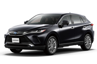 「RAV4」とは“ガワ違いの兄弟車”の関係にあたる4代目「ハリアー」。いまだに根強い人気を誇っているが、米国仕様の「ヴェンザ」は「クラウン シグニア」（日本名：クラウン エステート）と入れ代わるかたちで廃止となっている。トヨタ・ハリアーの、明日はどっちだ？