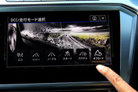 ドライビングプロファイル機能には専用のオフロードモードを追加採用。ABSの制御やアクセルペダルの特性が、低速域で操りやすいように変更される。