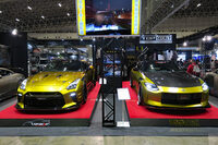 日産ブースのド正面に陣取り、往来ににらみを利かせるゴールドの「日産GT-R」と「フェアレディZ」。出展者は泣く子も黙る世界的チューナー、トップシークレットだ。