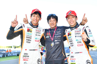 No.51 JMS P.MU LMcorsa RC F GT3の勝利に笑顔の3人。写真左から、中山雄一、影山正彦総監督、そして坪井 翔。