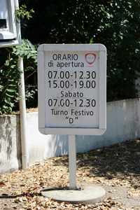 敷地内には、人がいた頃の営業時間を示した看板が残されていた。月曜から金曜は7時から12時半までと、15時から19時まで。土曜は午前のみだ。日曜は当番制で営業する。