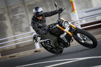 そのままオーバルコースに持ち込めそうな、本格的な装備が特徴の「キャバレロ フラットトラック」。街中を走っていても、前後同径のタイヤがもたらす路面に張り付くようなハンドリング特性に、このバイクの素性を感じる。