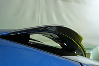 大型ルーフスポイラーによって空力性能を高めている。