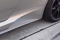 ロッカーモールの後端は、リアタイヤ周辺の空気の乱流を抑制する“エグリ”形状とされた。これは「RC F GT3」にヒントを得たデザイン処理とのこと。