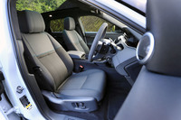 天然繊維を用いたユーカリテキスタイルとファブリックのコンビシート。「イヴォーク」には、表皮の違いはもちろん、調整機構の種類やポジションメモリー機能の有無、ヒーター、クーラー、マッサージ機構等の有無などにより、豊富な種類のシートが用意される。