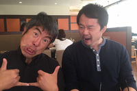 流し撮り職人の池之平昌信氏（左）と、『週間SPA！』の副編K氏（右）。