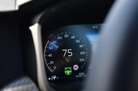 「V90クロスカントリー」には自動運転「レベル2」となる、「パイロット・アシストII」が備わる。作動時には、メーター内のステアリングマークが緑色に点灯し、ステアリング操作も行う。