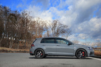 「ゴルフGTI TCR」のボディーサイズは全長×全幅×全高＝4275×1800×1465mm、ホイールベース＝2635mm、車重は1420kgと発表されている。