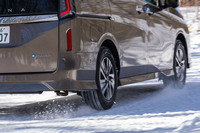 「e-4ORCE」を名乗る4WDはモーターとブレーキをひとつのコンピューターで統合コントロールするのが特徴。制動時にはリアとフロントのブレーキの利きを制御してノーズダイブを抑え込む。