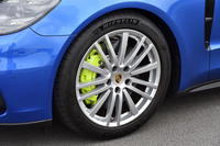 タイヤサイズは前：265/45ZR19、後ろ：295/40ZR19の組み合わせが標準だが、テスト車にはオプションで用意される20インチサイズのタイヤとホイールが装着されていた。