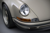 今回お披露目されたのは「901」風のスタイリングにモディファイされた「クラシックスタディー」と呼ばれるモデル。これから注文する場合は「930ターボ」風の「ターボスタディー」か、ウィリアムズと共同開発のエンジンを積むよりハードな「DLS」を選ぶことになる。