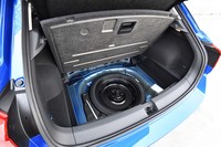 荷室のフロア下にはスペアタイヤが収納されている。「Tロック」の全グレードに標準装備されるアイテムだ。