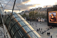 パリのポンピドゥーセンター前で。モーターショー期間中、BMWはマイクを通じてモナ・リザと会話できる「TALKING MONA LISA」を設置して話題をまいた。インテリジェントパーソナルアシスタントのデモである。