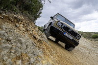 WLTPモードの交流電力消費率は30.4-27.7kWh/100km（約3.3-約3.6km/kWh）。バッテリーは出力200kWまでの急速充電に対応している。