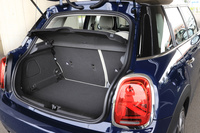 荷室容量は「3ドア」が211リッターとなっているのに対し、「5ドア」では278リッターを確保。分割可倒式のリアシートをたたんで拡張することができるほか、床面の高さもフロアボードで2段階に調整できる。