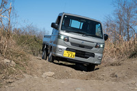 一見するとアゴを打ちやすそうに見える「キャリイ」だが、バンパーの地上高は273mm、アプローチアングルは19.9°と、しっかり確保されている。