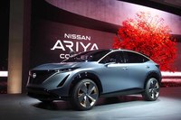 東京モーターショー2019に展示された「アリア コンセプト」。前後の車軸にそれぞれモーターを搭載し、4輪を駆動する。