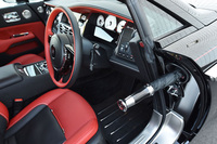 ドア開口部の前方には、傘の収納スペースが確保される。助手席側も同様。