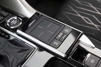 センターコンソールには、タッチパッドを装備。運転姿勢を変えることなくインフォテインメントシステムが操作できる。