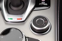 ダイヤル式のドライブモードセレクター。ダイナミック（d）、ナチュラル（n）、アドバンストエフィシェンシー（a）の3モードに切り替え可能。