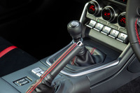 6段MT車には専用の「スポーツ」モードが設定された。アクセルの踏み込み量に対するリニアさが向上するほか、レスポンスも鋭くなる。