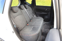 
	リアシートは、フロントシートに合わせたカラーコーディネート。6：4分割可倒式のバックレストを採用する。
	