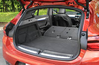 後席を前方に倒し、荷室を最大化した状態。オプションの「ラゲージ・パーティション・ネット」を装着し、荷室と前席の空間を仕切ることができる。